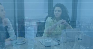 Finansal veri işleme görüntüsü ve dünya haritası ofisteki çeşitli iş adamları üzerinde. Küresel iş ve dijital arayüz kavramı dijital olarak oluşturulmuş görüntü.