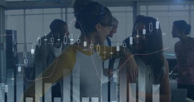 İş adamları üzerinden finansal veri işleme görüntüsü. küresel iş, bağlantılar ve veri işleme kavramı dijital olarak oluşturulmuş görüntü.