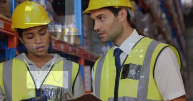 Depoda çalışanların veri işleme görüntüsü. küresel sevkiyat, dağıtım ve bağlantılar konsepti dijital olarak oluşturuldu.