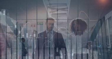 Çeşitli iş adamları konuşurken ve yürürken veri işleme görüntüsü. küresel iş, finans, bağlantılar ve dijital arayüz konsepti dijital olarak oluşturulmuş görüntü.