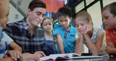 Veri işleme ve asma kilit görüntüsü Kafkas erkek öğretmen ve çeşitli okul çocukları üzerinde. Küresel eğitim ve dijital arayüz kavramı dijital olarak oluşturulmuş görüntü.