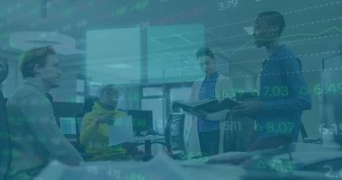 Ofisteki çeşitli iş arkadaşlarıyla ilgili finansal verilerin resmi. İş, finans ve ekonomi kavramı dijital olarak oluşturulmuş imaj.