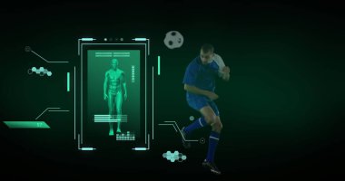 Çift ırklı erkek futbolcu üzerinden veri işleme görüntüsü. Küresel spor, bilim, hesaplama, dijital arayüz ve veri işleme kavramı dijital olarak oluşturuldu.