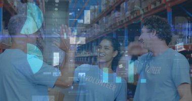 Depoda beşlik çakan kadın ve erkekler için istatistik ve mali veri işleme görüntüsü. küresel gönderim ve bağlantılar konsepti dijital olarak oluşturulmuş görüntü.