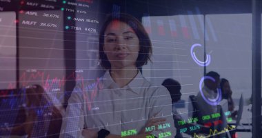 Ofisteki kameraya bakan beyaz bir kadının mali verileri. Maliye, iş ve ekonomi kavramı dijital olarak oluşturulmuş imaj.