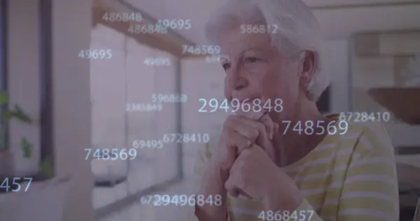 图片中的数字处理过深思熟虑的高加索老年妇女靠在家里 退休生活方式及数据处理技术概念数码图像 — 图库照片