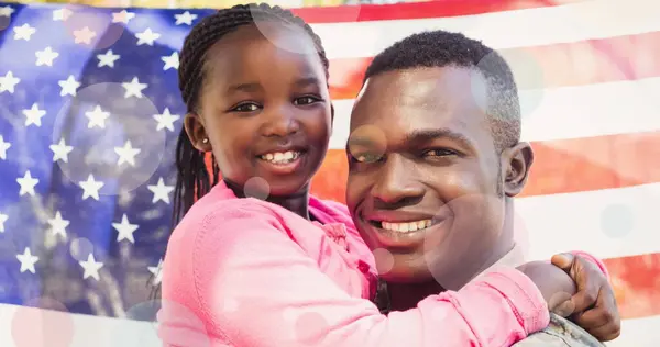 アメリカ国旗の上に娘を乗せた男性兵士のイメージ 愛国心と祝賀コンセプト デジタル生成された画像 — ストック写真