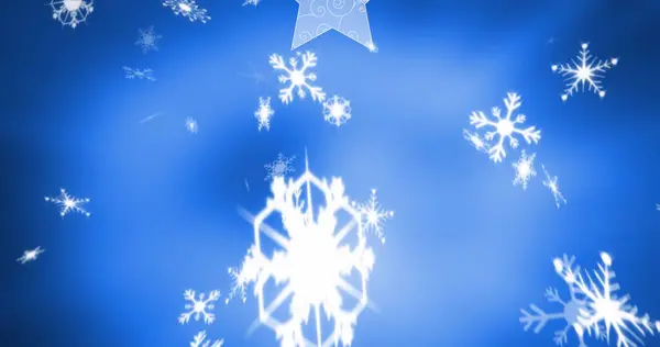 Obraz Wiszące Bombki Gwiazdy Nad Spadającymi Płatkami Śniegu Niebieskim Tle — Zdjęcie stockowe