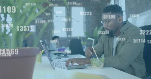 Afro Amerikan Adamının Ofisindeki Dizüstü Bilgisayarla Veri Işleme Görüntüsü Küresel — Stok fotoğraf