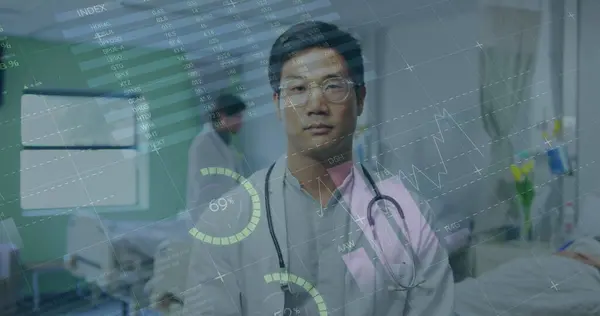 Obraz Wykresów Interfejsu Infograficznego Nad Uśmiechniętym Azjatyckim Lekarzem Stojącym Szpitalu — Zdjęcie stockowe