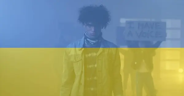 Wizerunek Flagi Ukrainy Nad Amerykańskim Protestującym Mężczyzną Ukraiński Kryzys Koncepcja — Zdjęcie stockowe