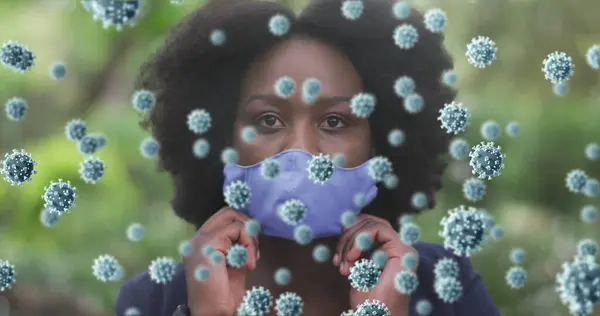 Imagem Células Coronavírus Sobre Mulher Afro Americana Colocando Máscara Facial — Fotografia de Stock