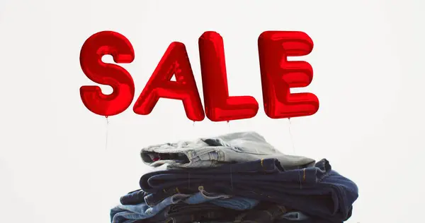 Bild Des Verkaufs Roten Luftballon Text Über Jeanshosen Auf Weißem — Stockfoto