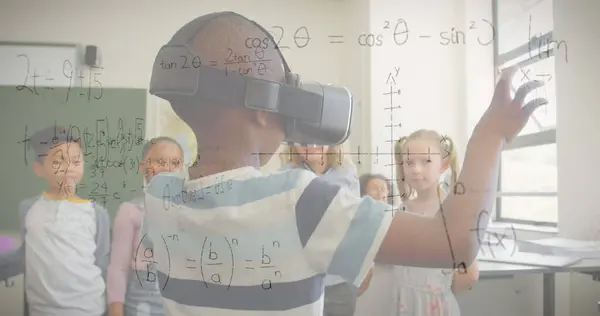 Imagen Ecuaciones Matemáticas Sobre Escolares Usando Auriculares Concepto Global Educación —  Fotos de Stock
