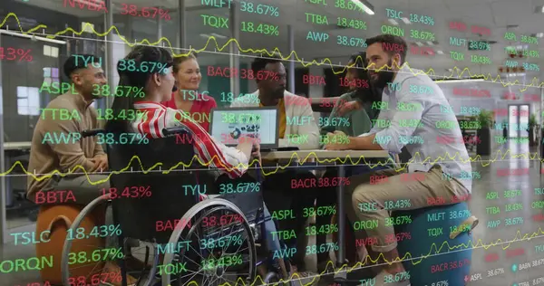 Obrázek Údajů Akciovém Trhu Přes Různé Kolegy Notebookem Diskutovat Stolu — Stock fotografie