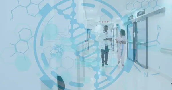 Hastanedeki Çeşitli Doktorların Üzerinde Dna Ipliği Tıbbi Veri Işleme Resmi — Stok fotoğraf
