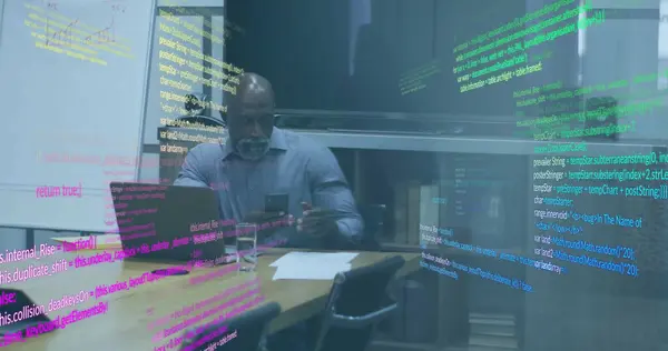 Imagem Processamento Dados Sobre Empresário Afro Americano Usando Laptop Conceito — Fotografia de Stock