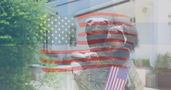 Kuva Usa Lipusta Heilumassa Itkevän Afrikkalaisen Sotilaan Hänen Tyttärensä Yllä — kuvapankkivalokuva