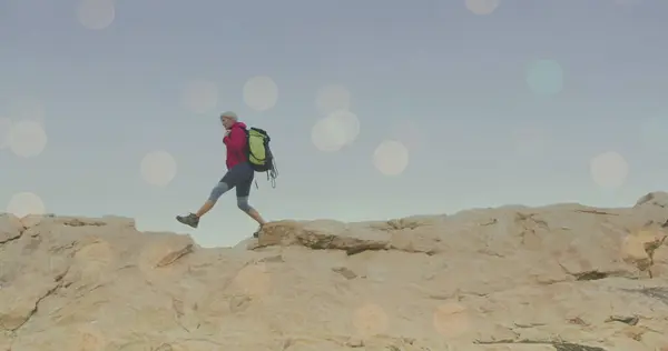 Kuva Valonpilkkuja Yli Valkoihoinen Nainen Kävelee Vuorilla Kävellä Päivä Juhla — kuvapankkivalokuva