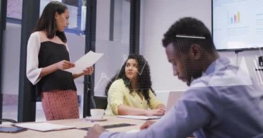 Ofisteki çeşitli iş adamları üzerinde finansal veri işleme animasyonu. Küresel finans, iş, bağlantılar, hesaplama ve veri işleme kavramı dijital olarak oluşturulmuş video.