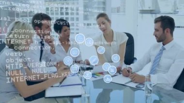 Veri işleme animasyonları ve çeşitli iş adamlarının ofiste iş görüşmesi üzerine simgeler. Teknoloji ve dijital arayüz kavramı dijital olarak oluşturuldu.