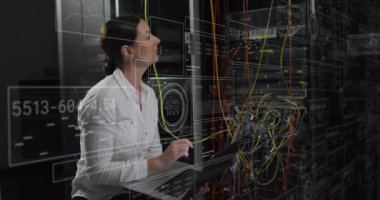 Bilgisayar sunucularında dizüstü bilgisayarı olan beyaz tenli kadın teknisyen üzerinde veri işleme animasyonu. Dijital olarak oluşturulmuş küresel bağlantılar, hesaplama ve veri işleme kavramı.