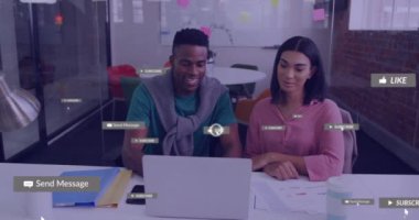 Sosyal medya simgelerinin, çeşitli meslektaşların ofiste çalışmaları tartışması üzerine metinleri olan animasyonları. Küresel sosyal medya, iş ve dijital arayüz kavramı dijital olarak oluşturulmuş video.