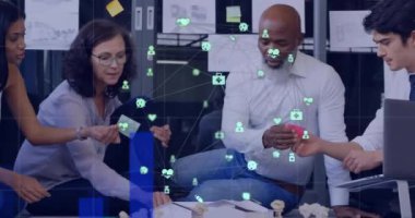 Ofiste beyin fırtınası yapan çeşitli meslektaşların simgeleriyle bağlantı ağının animasyonu. Dijital olarak oluşturulmuş küresel bağlantılar, iş ve dijital arayüz kavramı.