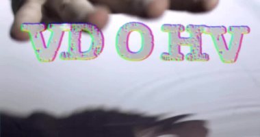 Satış metninin su sıçratma üzerine animasyonu. Satışlar, alışveriş ve perakende konsepti dijital olarak oluşturulmuş video.