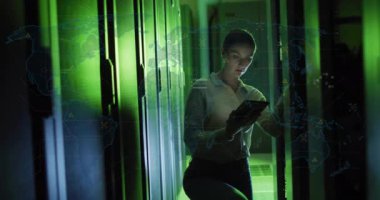 Bilgisayar sunucuları üzerinde tableti olan beyaz kadın teknisyen üzerinde veri işleme animasyonu. Dijital olarak oluşturulmuş küresel bağlantılar, hesaplama ve veri işleme kavramı.