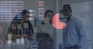 Ofisteki çeşitli iş adamları üzerinde finansal veri işleme animasyonu. Küresel finans, iş, bağlantılar, hesaplama ve veri işleme kavramı dijital olarak oluşturulmuş video.