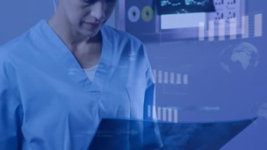 Kafkasyalı kadın cerrahın röntgenini kontrol etmesi üzerine veri işleme ve diyagramların animasyonu. Tıp ve dijital arayüz kavramı dijital olarak oluşturulmuş video.