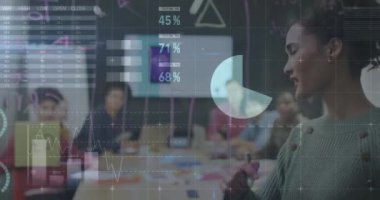 Ofisteki çeşitli iş adamları üzerinde finansal veri işleme animasyonu. Küresel finans, iş, bağlantılar, hesaplama ve veri işleme kavramı dijital olarak oluşturulmuş video.
