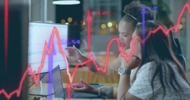 Ofisteki çeşitli iş kadınları üzerinde finansal veri işleme animasyonu. Küresel finans, iş, bağlantılar, hesaplama ve veri işleme kavramı dijital olarak oluşturulmuş video.
