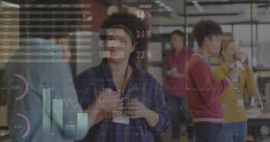 Ofisteki çeşitli iş adamları üzerinde finansal veri işleme animasyonu. Küresel finans, iş, bağlantılar, hesaplama ve veri işleme kavramı dijital olarak oluşturulmuş video.