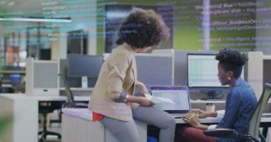 Ofiste iş tartışan çeşitli kadın meslektaşların veri işleme animasyonları. İş, teknoloji ve dijital arayüz kavramı dijital olarak oluşturuldu.