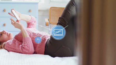 Akıllı telefon kullanan beyaz kadın üzerindeki müzik simgeleriyle bağlantı ağının animasyonu. Dijital olarak oluşturulmuş küresel bağlantılar, hesaplama ve veri işleme kavramı.