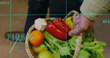 Dükkanda sebze taşıyan beyaz bir adamın grafik işleme verilerinin animasyonu. Bağlantı, yemek, beslenme, sağlıklı yaşam tarzı, dijital arayüz ve iletişim, dijital olarak oluşturulmuş video.