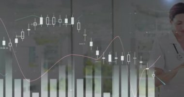 Kafkas kadın doktorların konuştuğu veri işleme ve diyagramların animasyonu. Teknoloji, tıp ve dijital arayüz kavramı dijital olarak oluşturulmuş video.