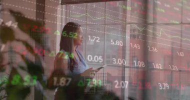 Ofisteki iki ırklı iş kadınıyla ilgili finansal veri işleme animasyonu. Küresel finans, iş, bağlantılar, hesaplama ve veri işleme kavramı dijital olarak oluşturulmuş video.