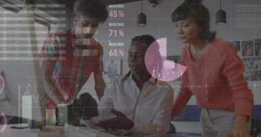 Veri işleme ve diyagramlarının animasyonu ofiste iş tartışan çeşitli meslektaşlar üzerine. Küresel iş ve dijital arayüz kavramı dijital olarak oluşturulmuş video.