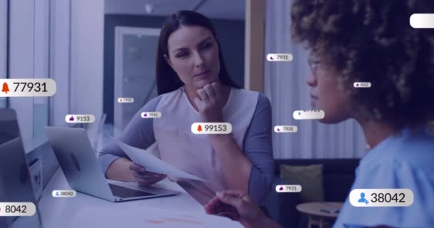Animering Sociala Medier Ikoner Med Siffror Över Olika Kollegor Diskuterar — Stockvideo