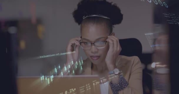 Animering Finansiella Data Bearbetning Över Afrikansk Amerikansk Affärskvinna Ämbetet Globala — Stockvideo