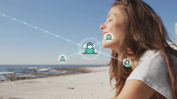 在阳光普照的海滩上 人们在快乐的高加索女人身上的偶像网络动画 生活方式 数字接口和全球通信 数字视频 — 图库视频影像
