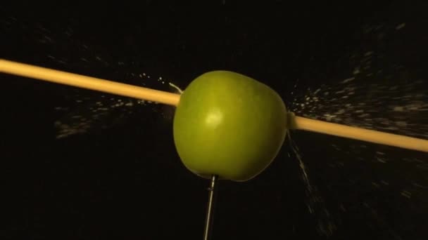 Анімація Стріли Через Яблуко Чорному Тлі Абстрактний Фон Концепція Їжі — стокове відео