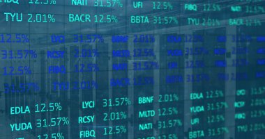 Bilgisayar sunucuları üzerinden siber saldırı metni ve finansal veri işleme resmi. Küresel iş, veri işleme, dijital arayüz ve bağlantılar konsepti dijital olarak oluşturuldu.