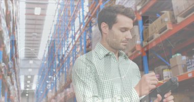 Depoda çalışan adamın veri işleme görüntüsü. küresel sevkiyat, dağıtım ve bağlantılar konsepti dijital olarak oluşturuldu.