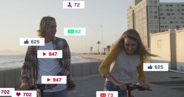 Sosyal medya simgeleri deniz kenarında scooterlı mutlu Kafkasyalı çiftin afişlerinin üzerinde. Sosyal medya, dijital arayüz ve bağlantılar konsepti dijital olarak oluşturuldu.