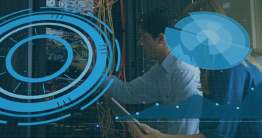 Kafkas sunucu odasındaki çalışanların veri işleme görüntüleri. Küresel bilim, bağlantılar, veri işleme ve dijital arayüz kavramı dijital olarak oluşturuldu.