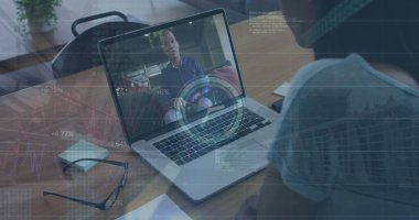 Afro-Amerikan iş kadınının görüntü işleme ve saatinin görüntüsü. Küresel iş ve dijital arayüz kavramı dijital olarak oluşturulmuş görüntü.